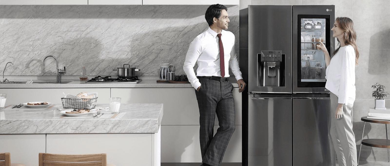 Cucina moderna con elettrodomestici premium distribuiti da Dixe